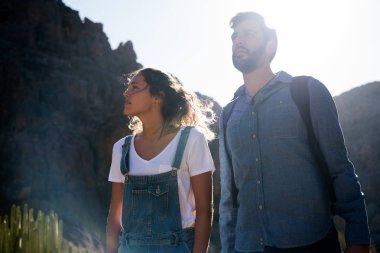 Bir çift yürüyüş dağlar ve uzun çim çevrili çölde yakın çekim