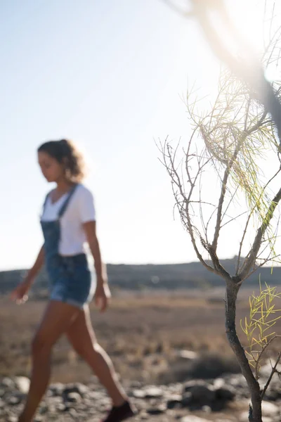 Mujer Caminando Desierto Largo Sendero Mientras Mira Hacia Abajo Camino — Foto de Stock