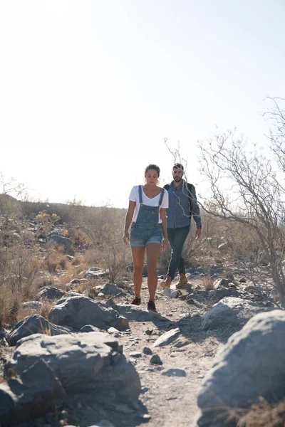 Pareja Caminando Por Desierto Por Sendero Sembrado Rocas Árboles — Foto de Stock