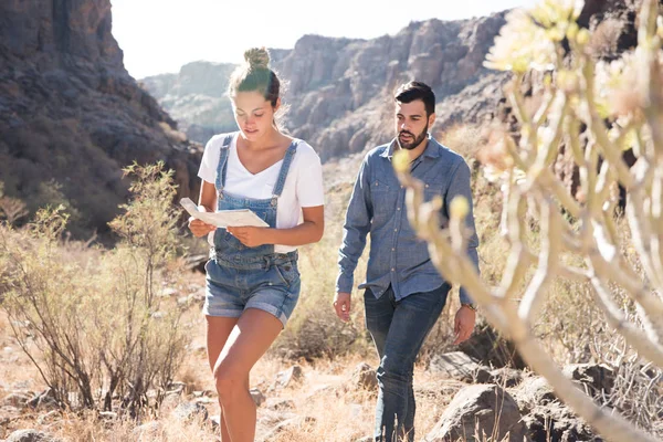 Mujer Sostiene Mapa Camina Por Sendero Montaña Desierto Con Hombre — Foto de Stock