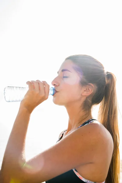 Πόνι Ουρά Γυναίκα Είναι Πόσιμο Νερό Από Ένα Μπουκάλι Που — Φωτογραφία Αρχείου