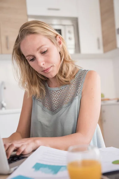 Kvinna Med Hennes Huvud Ner Titta Dokument Vid Sidan Henne — Stockfoto