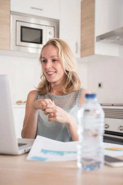 Kvinna Sitter Ett Kök Vid Ett Bord Håller Händerna Ihop — Stockfoto