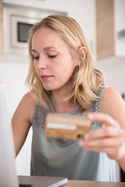 Frau Beim Online Shopping Auf Ihrem Laptop Und Hält Ihre — Stockfoto