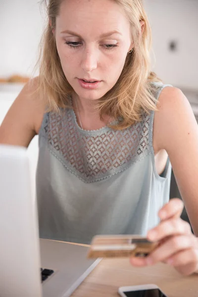 Mulher Olha Para Seus Cartões Crédito Tipos Seu Laptop Como — Fotografia de Stock