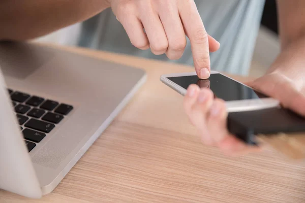 Mujer Enviando Mensajes Texto Teléfono Celular Que Tiene Dispositivo Tarjeta — Foto de Stock