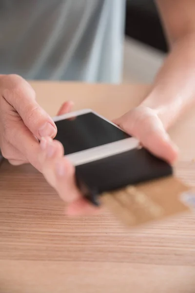 Frau Hält Ein Handy Mit Angeschlossenem Kreditkartengerät Während Sie Beim — Stockfoto