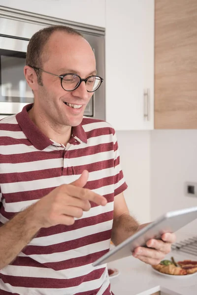 Man Glasses Stripped Shirt Smiling Pointing Tablet Holding While Chatting — Stock Photo, Image