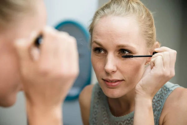 Donna Sporge Avanti Verso Specchio Mentre Applica Mascara Alle Ciglia — Foto Stock