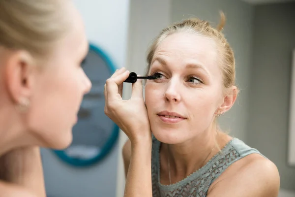 Woman Looks She Applies Mascara Her Upper Eyelashes While Looks — Stock Photo, Image