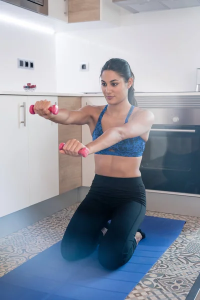 Vrouw Haar Lendestuk Een Blauwe Yoga Mat Bedrijf Roze Wrights — Stockfoto