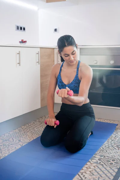 Mulher Sentada Tapete Azul Como Ela Segura Peso Rosa Como — Fotografia de Stock