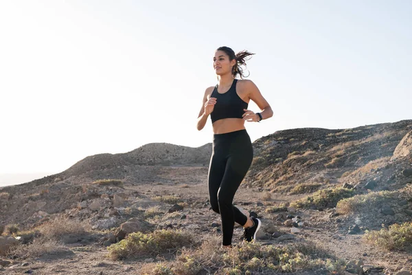 Mujer Corriendo Sobre Rocas Hierba Baja Desierto Traje Jogging — Foto de Stock
