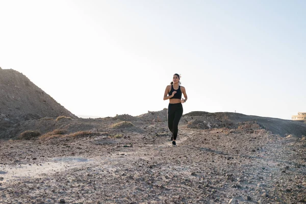 Disparo Larga Distancia Una Mujer Corriendo Por Camino Rocoso Cubierto — Foto de Stock