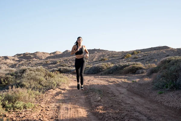 Mujer Corriendo Desierto Largo Una Tierra Arenosa Rodeada Montañas Arbustos — Foto de Stock