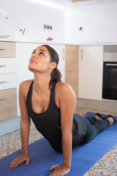 Femme Sur Tapis Yoga Bleu Faisant Une Pose Yoga Dans Images De Stock Libres De Droits