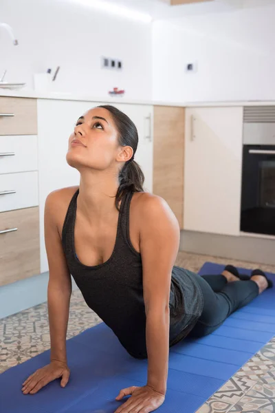 Frau Auf Einer Blauen Yogamatte Beim Morgendlichen Yoga Einer Küche Stockbild