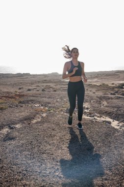 O çölde çalışırken onun midilli kuyruk sallanan ile çalışan kadın