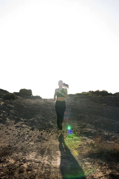 Женщина Бежит Песчаной Дорожке Пустыне Ней Светит Солнечный Свет — стоковое фото