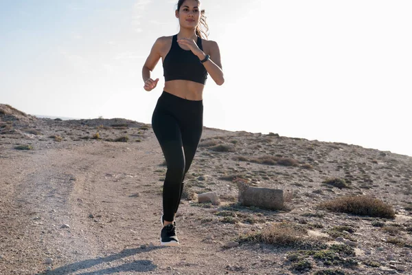 Mujer Corriendo Mientras Corre Por Camino Arenoso Piedra Oscura Corre — Foto de Stock