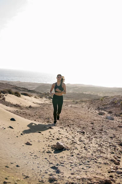 Снимок Женщины Бегущей Песчаной Дюне Пустыне — стоковое фото