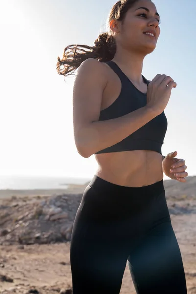 Acercamiento Una Mujer Sonriendo Mientras Corre Por Camino Arenoso Desierto — Foto de Stock