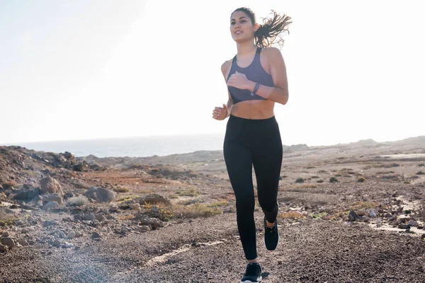 Mujer Joven Corriendo Desierto Mientras Pelo Balancea Viento Ella Está — Foto de Stock