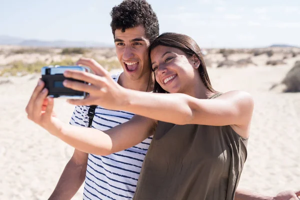 Giovani Coppie Millenarie Stanno Ridendo Sorridendo Alla Fotocamera Mentre Scattano — Foto Stock