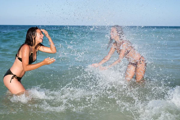 Zwei Junge Damen Die Miteinander Planschen Und Lachen Während Sie — Stockfoto