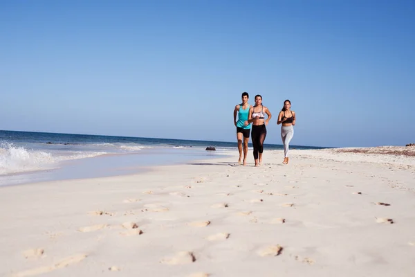 여자와 소년은 해변을 실행으로 경주를 — 스톡 사진