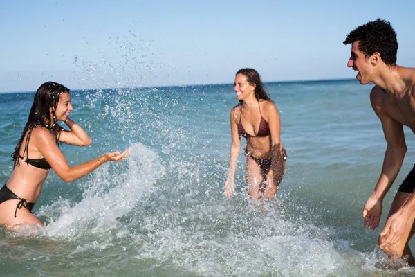 Duas Meninas Menino Brincam Riem Mar Como Respingo Uns Aos — Fotografia de Stock