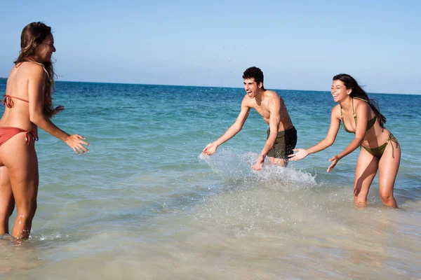 Due Ragazze Ragazzo Stanno Spruzzando Tra Onde Ragazza Ragazzo Stanno — Foto Stock