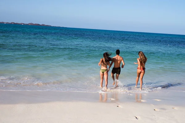 Grupa Młodych Ludzi Chodzenie Oceanu Chłopiec Jest Ubrany Kąpiel Kąpiel — Zdjęcie stockowe