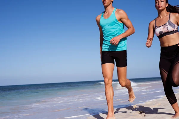 Jogging Pareja Playa Cada Uno Tiene Pie Levantado Como Corren — Foto de Stock