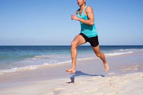 Joven Salta Mientras Corre Playa Cerca Las Olas Costa — Foto de Stock