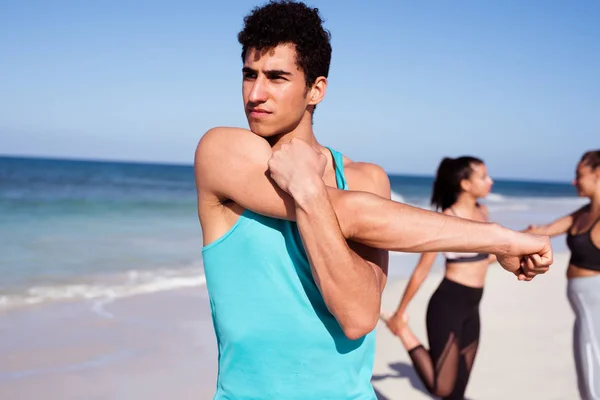 Joven Extiende Brazo Hacia Lado Mientras Prepara Para Ejercicio Con — Foto de Stock