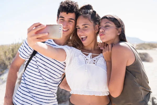 Tre Giovani Millenari Che Fanno Broncio Fanno Selfie Mentre Abbracciano — Foto Stock