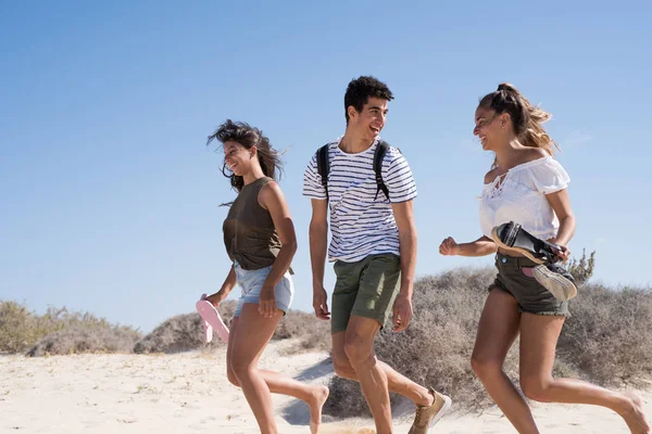 Giovani Millenari Che Corrono Sulla Spiaggia Mentre Ridono Parlano — Foto Stock