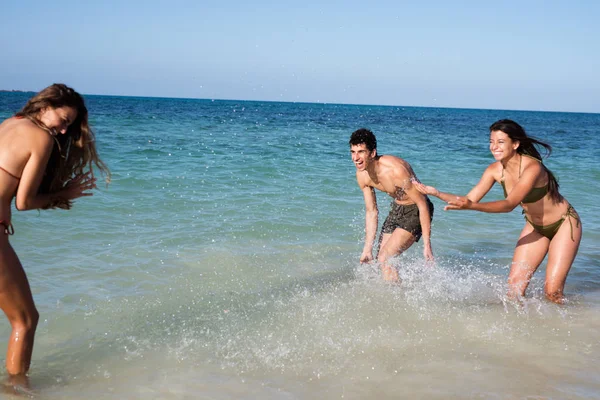 Menino Menina Salpicando Uns Aos Outros Com Água Mar Como — Fotografia de Stock