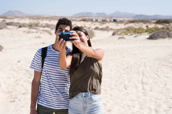 Giovani Coppie Che Fotografano Sulla Spiaggia Guardano Entrambi Direttamente Macchina — Foto Stock