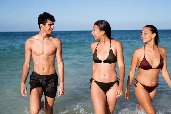 Due Ragazze Vestite Bikini Ragazzo Costume Bagno Stanno Parlando Mentre — Foto Stock