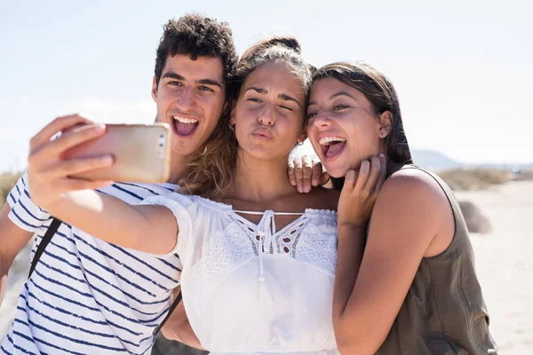 Tre Giovani Millenari Tutti Insieme Fanno Selfie Mentre Stanno Sulla — Foto Stock
