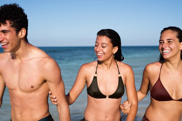 Közelről Három Fiatal Feltörekvő Nedves Óceán Mert Beszélnek Nevetve Karjukat — Stock Fotó
