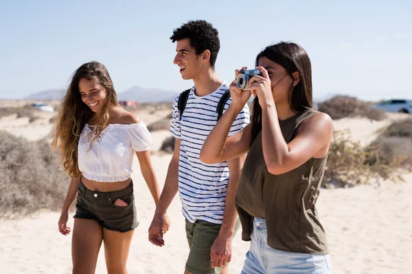 Three Young Friends Walking Beach Sun While Taking Photos — Φωτογραφία Αρχείου