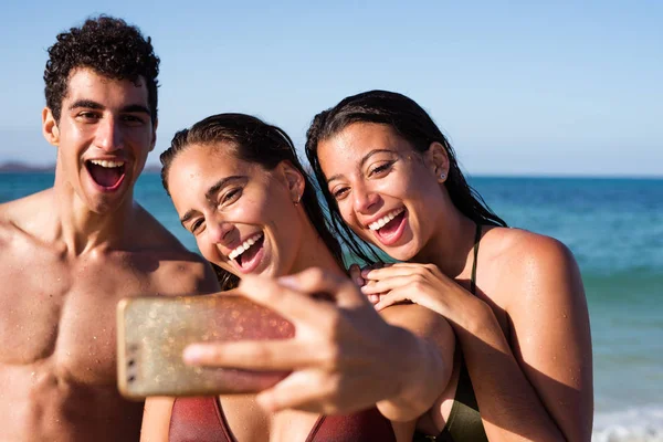 Due Ragazze Ragazzo Ridono Sorridono Alla Fotocamera Del Telefono Cellulare — Foto Stock