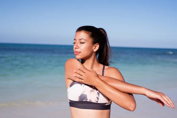 Young Woman Standing Beach Stretching Her Arm Front Her Chest — Stock Photo, Image