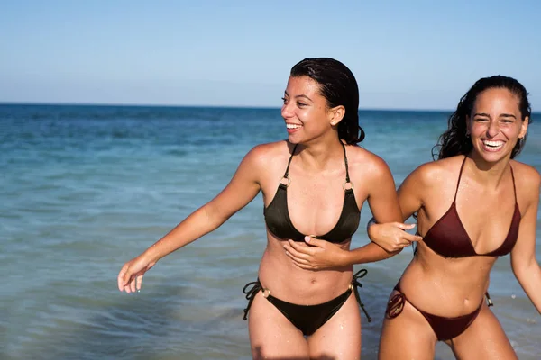 Two Girls Arm Arm Beach Walk Out Sea Summer — 스톡 사진