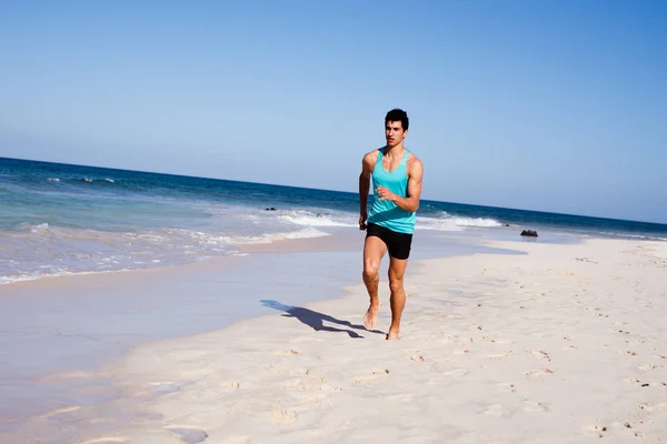 Běžec Černých Trenýrkách Modrá Košile Běží Pláži Slunci — Stock fotografie
