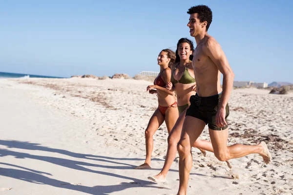 Kız Bir Erkek Tüm Yüzme Kostümleri Giymiş Okyanusa Doğru Koşuyor — Stok fotoğraf