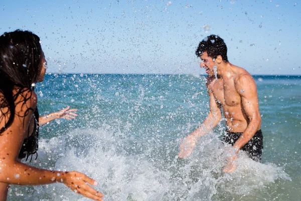 Junges Paar Steht Meer Und Bespritzt Sich Gegenseitig Mit Wasser — Stockfoto